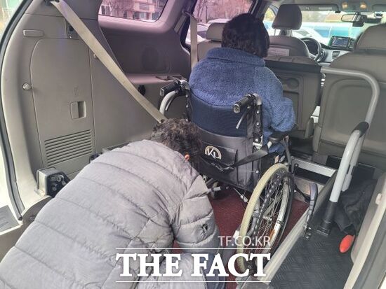 한 장애인이 경기 구리시가 운영하는 행복콜을 이용하고 있다. /구리시