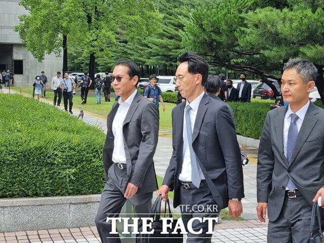 삼성 측 변호인단이 지난 17일 상고심 선고공판을 마친 뒤 대법원을 빠져나가고 있다. /이성락 기자