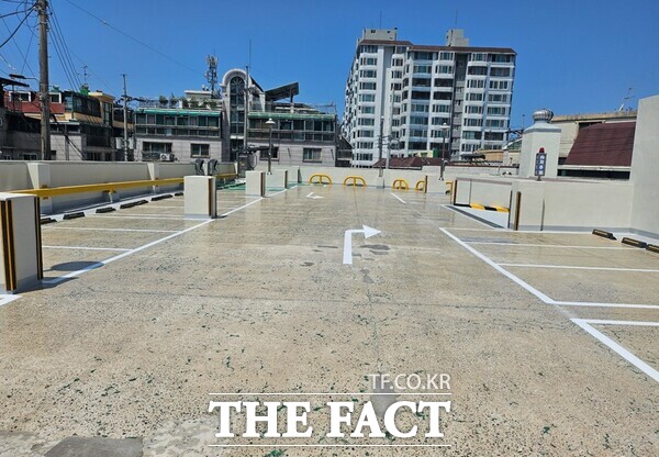 대전 서구는 갈마동 345-18번지 일원 ‘갈마2동 공영주차장 시설 개선 공사’를 완료하고 주차 공간 80면을 오는 21일부터 개방한다. 사진은 시설개선후 공영주차장 모습./대전 서구