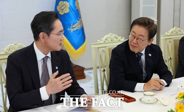 이재용 삼성전자 회장과 이재명 대통령이 지난달 13일 서울 용산 대통령실에서 열린 간담회에 참석해 대화를 나누고 있다. /뉴시스