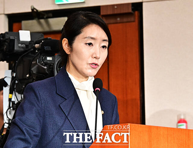 민주당보좌진협의회(민보협) 역대 회장단이 지난 16일 강선우 여성가족부 장관 후보자를 향해 사퇴를 요구했다. 사진은 강 후보자가 14일 국회 여성가족위원회에서 열린 인사청문회에 참석해 발언하는 모습. /배정한 기자