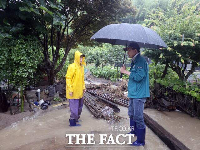 이완섭 서산시장이 17일 극한 호우 속 주민 안전을 살피기 위해 위험지역을 찾아가 주민과 대화 하고 있다. /서산시