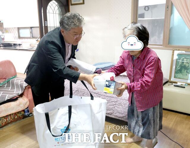 장세일 영광군수가 재난 취약계층 가정을 방문해 기탁물품을 전달하고 있다. /영광군