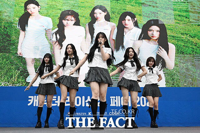 그룹 리센느가 17일 오전 서울 강남구 코엑스 A홀과 B1홀에서 열린 캐릭터 라이선싱 페어 2025에 참석해 무대를 선보이고 있다. /서예원 기자