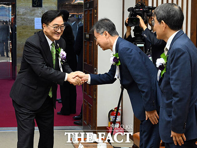 최재해 감사원장과 인사하는 우원식 국회의장.