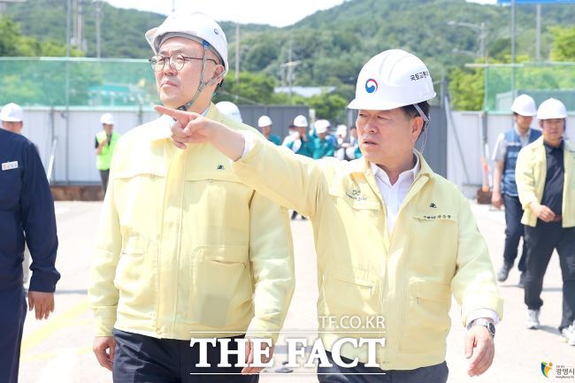 박승원 광명시장(오른쪽)이 이한경 행정안전부 재난안전관리본부장과 붕괴사고 현장을 점검하고 있다. /광명시