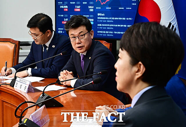 더불어민주당은 이재명 정부가 민생지원금 소득세 부과와 신용카드 소득공제 일몰을 검토 중이라는 국민의힘의 주장에 대해 전혀 아니다라고 일축했다. /배정한 기자