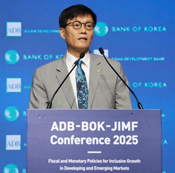 이창용 한국은행 총재가 16일 오전 서울 중구 한국은행에서 열린 ADB-BOK-JIMF 컨퍼런스에서 기조연설을 하고 있다. /한국은행