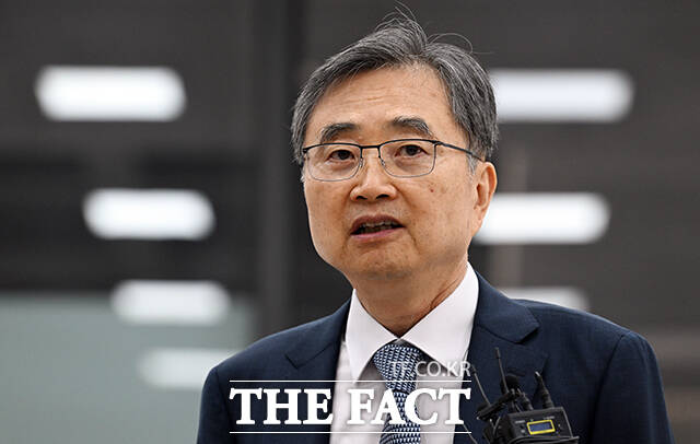 조현 외교부 장관 후보자는 오는 9월 3일로 예정된 중국 전승절 행사에 이재명 대통령이 참석하는 문제에 대해 이 자리에서 어떤 확정적 답변을 하기는 어렵다고 17일 밝혔다 조 후보자가 지난달 24일 오전 서울 종로구 광화문 대우빌딩에 마련된 인사 청문회 준비 사무실로 첫 출근해 소감을 밝히고 있다. /임영무 기자