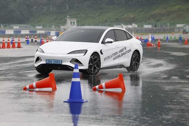 짐카나 섹션에서는 회피 기동과 제동 성능, 차체 밸런스 등을 체험할 수 있었다. 빗길이라는 조건에도 불구하고 스티어링 조작에 따른 차체 반응은 민첩했으며, 회전 중 언더스티어(조향한 방향보다 바깥으로 밀리는 현상)도 크게 느껴지지 않았다. /BYD코리아