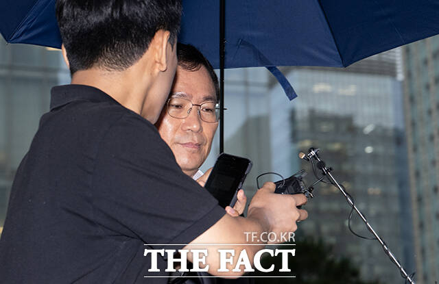 윤창호 전 한국증권금융 사장이 17일 오전 서울 종로구 KT광화문빌딩 웨스트에 마련된 민중기 특검 사무실에 출석하고 있다. /박헌우 기자