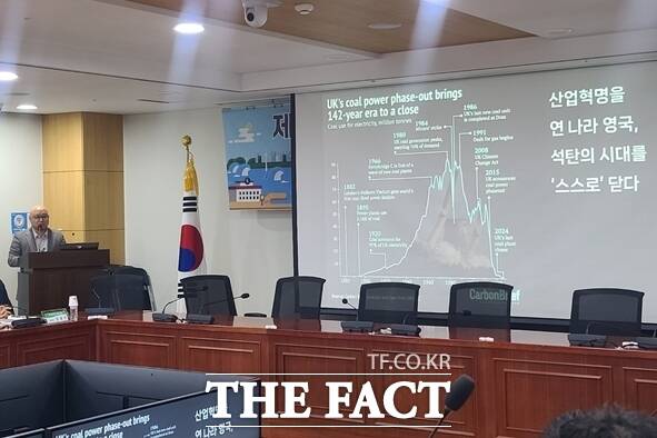 이재명 정부 에너지 정책의 핵심으로 떠오른 해상풍력의 경제성을 확보하기 위해서는 초기 보급 시장을 확대해 발전단가(LCOE)를 인하해야 한다는 분석이 나왔다. 장다울 오션에너지패스웨이 한국 대표가 17일 서울 영등포구 국회에서 열린 토론회에서 발표하고 있다. /장혜승 기자