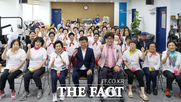 최충규 대덕구청장(사진 첫 번째 줄 왼쪽 네 번째)과 박찬진 대전시지체장애인협회 대덕구지회장(사진 첫 번째 줄 왼쪽 다섯 번째) 및 대덕구 장애인쉼터 이용자들이 16일 2025 함께 빛나는 우리 행사를 마친 후 파이팅을 외치며 기념 촬영을 하고 있다. /대덕구