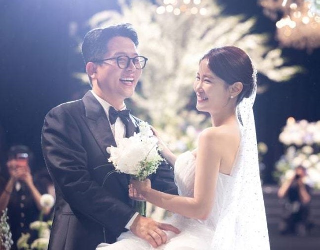 25호 개그맨 부부로 탄생한 김준호 김지민 커플의 결혼식에는 예능프로그램 미운 우리 새끼 출연진 및 연예계 선후배 동료들을 포함, 1200명 여명의 하객들이 참석해 두 사람의 앞날을 응원하고 축복했다. /아이웨딩