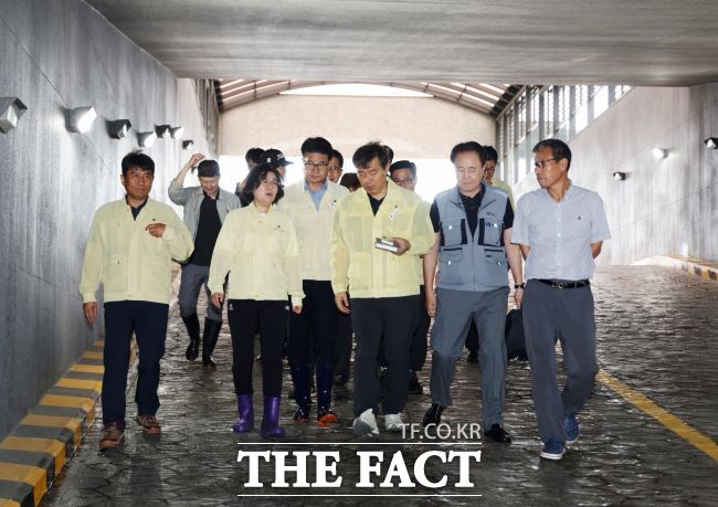 김보라 안성시장이 17일 시청 관계 공직자들과 함께 폭우에 따른 아파트 지하주차장 점검을 하고 있다. /안성시