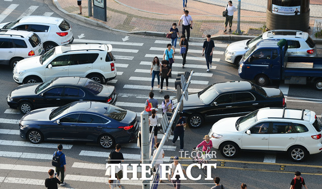 경찰청이 새치기 유턴, 고속도로 버스전용차로 위반, 교차로 꼬리물기 등 국민 불편을 유발하는 대표적 교통질서 위반행위를 예방하기 위해 오는 10월까지 교통안전시설 정비·개선을 추진한다고 17일 밝혔다. 사진은 서울 금천구 수출의다리 앞 교차로에서 차량들이 꼬리물기 위반을 하고 있는 모습./배정한 기자