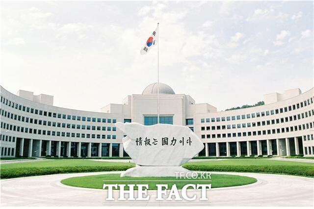 국정원은 17일 국민의정부 시절 제정해 참여정부 시기까지 원훈으로 삼았던 정보는 국력이다를 복원했다고 밝혔다. 국가정보원 원훈석. /국가정보원