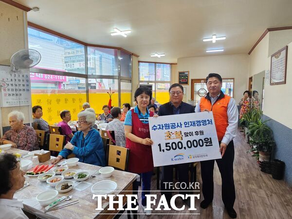 한국수자원공사 인재경영처가 16일 초복을 맞아 대덕구노인종합복지관에 150만 원을 후원해 회덕동 복지만두레 대상자 및 취약계층 100명에게 삼계탕을 지원했다./대덕구노인종합복지관