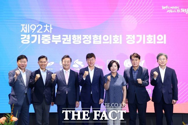 17일 의왕시 포일동 농협통합IT센터에서 (왼쪽부터) 박승삼 시흥시 부시장, 이계삼 안양시 부시장, 김성제 의왕시장, 이민근 안산시장, 신계용 과천시장, 정명근 화성시장, 하은호 군포시장, 정순욱 광명시 부시장이 경기중부권행정협의회 정기회의에서 기념 촬영을 하고 있다. /의왕시