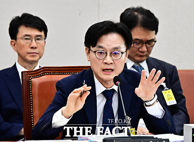 김정관 산업통상자원부 장관 후보자가 17일 오전 서울 여의도 국회에서 열린 인사청문회에 참석해 질의에 답변을 하고 있다. /국회=배정한 기자