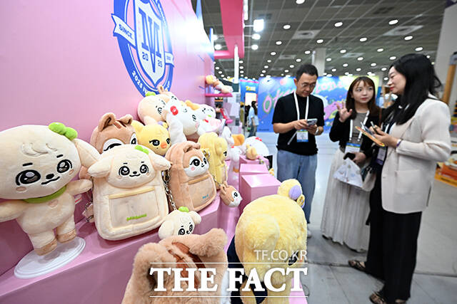 그룹 아이브 인형 미니브가 전시되어 있다.