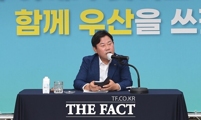 박정현 부여군수가 지난15일 부여문화원 소강당에서 전 직원을 대상으로 소통의 장을 갖고 있다. /부여군