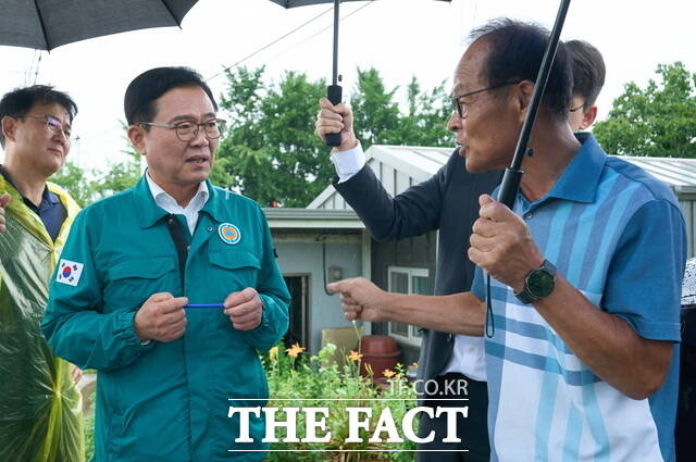 김석필 천안시장 권한대행 부시장이 17일 성환8리 배수펌프장에 방문해 집중호우 피해 상황을 점검하고 있다. /천안시