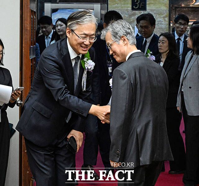 인사하는 조희대 대법원장과 김형두 헌법재판소장 권한대행.