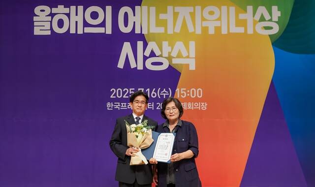 정진규 코웨이 환경기술연구소 전장개발실장(왼쪽)이 지난 16일 서울 중구 한국프레스센터에서 진행된 제28회 올해의 에너지위너상 시상식에서 3관왕을 달성한 뒤 문미란 소비자시민모임 회장과 기념사진을 촬영하고 있다. /코웨이