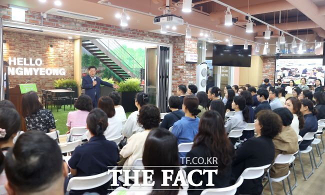 박승원 광명시장이 바른 식생활 교육관 개관식에서 인사말을 하고 있다. /광명시