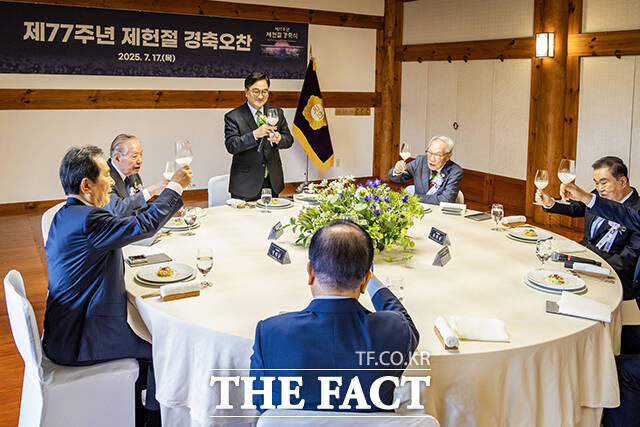 우원식 국회의장이 17일 오전 서울 여의도 국회 사랑재에서 열린 제77주년 제헌절 경축 오찬에서 건배사를 하고 있다. /국회=배정한 기자