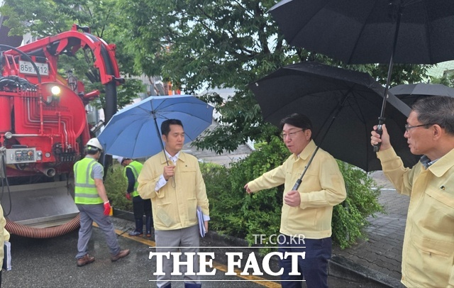 17일 우범기 전북 전주시장(가운데)이 빗물받이 준설 현장을 찾아 작업 진행 상황 등을 살피고 있다. /전주시