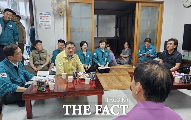 박명균 경남도 행정부지사는 17일 산불 피해 지역인 산청중태마을을 찾아 집중호우에 대비한 산사태 대응 체계와 주민 대피 계획을 점검했다./경남도