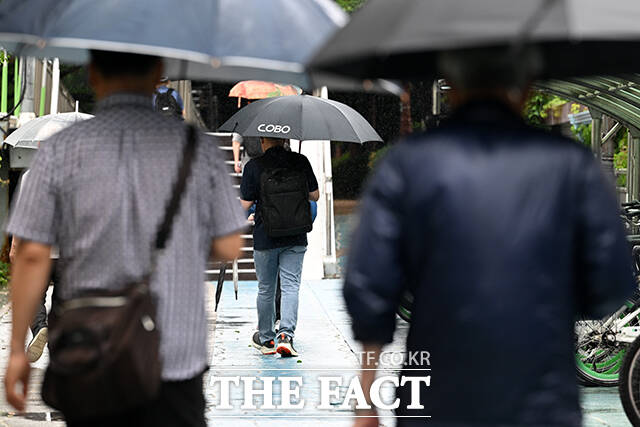 금요일인 18일은 전국이 흐리고 대부분 지역에서 많은 비가 내리겠다. 전라, 경상권 등은 매우 강한 비가 내리며 19일까지 최대 400㎜ 이상 쏟아지는 곳이 있겠다. 많은 비로 산사태, 시설물 침수 등 각종 안전사고에 각별한 주의가 요구된다./서예원 기자