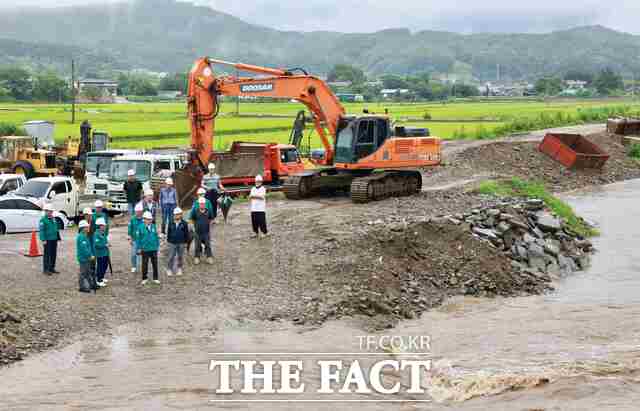 보령시가 국지성 강우 등의 하절기 자연재난에 대비하기 위해 지역 내 재해복구사업장을 점검하고 있다. /보령시