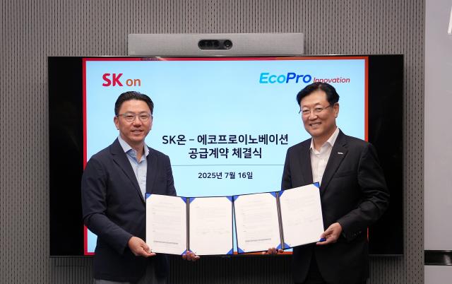 박종진 SK온 전략구매실장(왼쪽)과 김윤태 에코프로이노베이션 대표가 지난 16일 서울 종로구 SK온 그린캠퍼스에서 수산화리튬 공급 계약 체결 후 기념 촬영을 하고 있다. /SK온