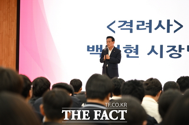 백성현 논산시장이 16일 열린 장학금전달식에서 격려사를 하고 있다. /논산시