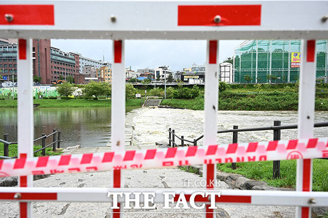 17일 오전 6시 53분께, 서대문구 증산교~중암교 구간 하부도로가 강우로 인해 차량 통행이 전면 차단됐다. 사진은 지난달 20일 오전 서울 구로구 안양천 징검다리 출입이 통제돼 있는 모습. /서예원 기자