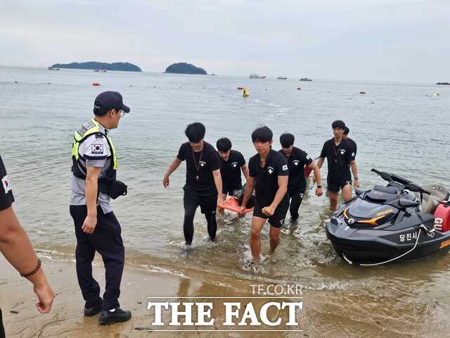 당진도시공사는 16일 왜목마을 해수욕장에서 당진시·평택해경 당진파출소와 함께 해수욕장 인명구조 훈련을 실시했다. /당진도시공사
