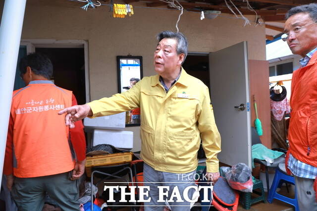 가세로 태안군수가 17일 태안 가옥 침수 현장에서 피해 복구를 독려하고 있다. /태안군