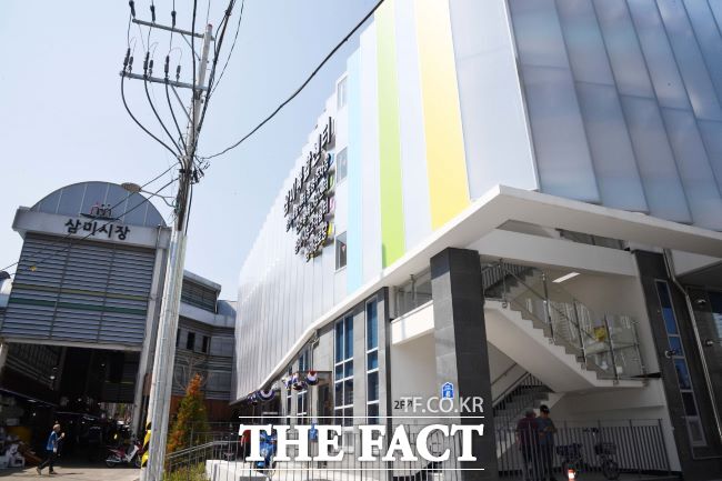 삼미시장 초입에 있는 삼미복합센터. 편의시설과 주차장이 조성돼 있다./시흥시