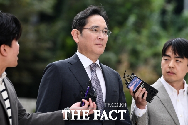 삼성그룹 경영권 불법 승계 및 회계 부정 의혹을 받는 이재용 삼성전자 회장이 14일 오후 서울 서초구 서울고등법원에서 열린 공판에 출석하고 있다. /서예원 기자