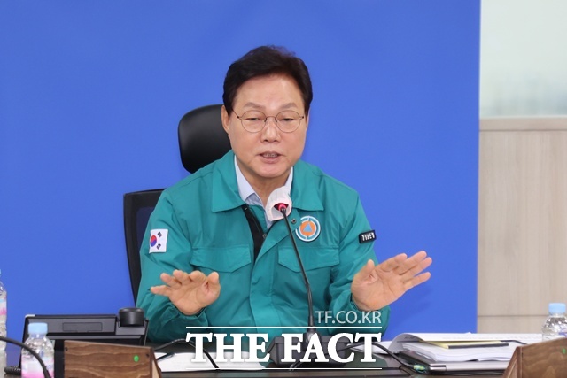 박완수 경남도지사가 17일 도내 전역에 호우특보가 발효된 가운데 간부회의를 주재한 자리에서 호우 대비 선제 조치를 강하게 지시했다. /경남도