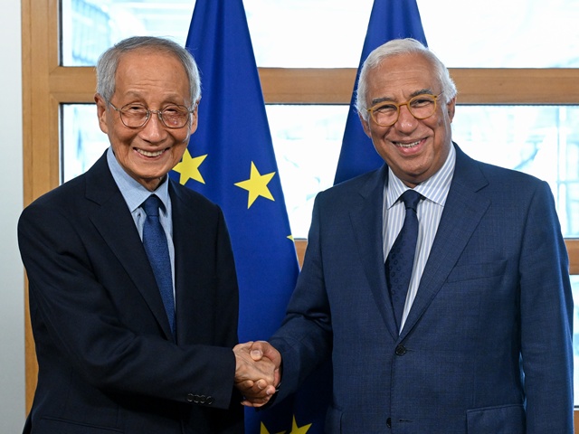 윤여준 전 환경부 장관을 단장으로 하는 대통령 유럽연합(EU) 특사단이 벨기에 브뤼셀을 방문해 EU 주요 인사들과 면담했다. 사진은 윤 전 장관(왼쪽)이 15일(현지시간) 벨기에 브뤼셀에서 안토니우 코스타 EU 정상회의 상임의장과 만난 모습. /외교부