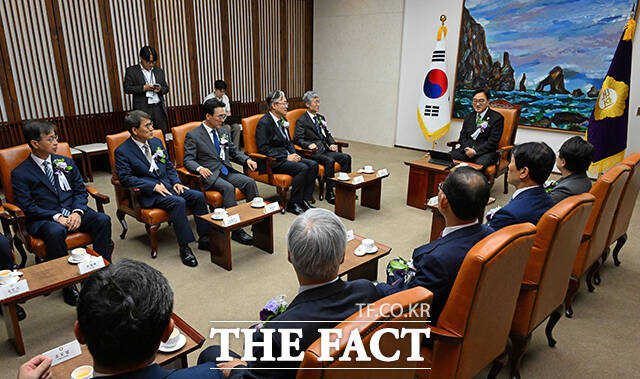 우원식 국회의장이 17일 오전 서울 여의도 국회에서 열린 제77주년 제헌절 경축식에 앞서 4부요인 및 감사원장, 여야 지도부 등과 환담하고 있다. /국회=배정한 기자