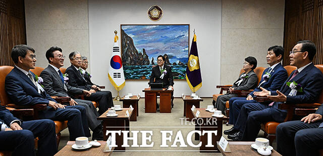 4부요인 및 감사원장, 여야 지도부 등과 환담 갖는 우원식 국회의장.