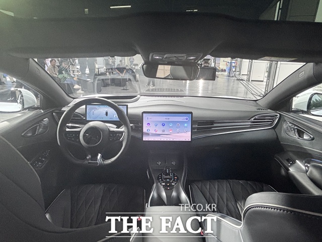 회전형 12.8인치 디스플레이와 10.25인치 디지털 클러스터, 헤드업 디스플레이(HUD), 무선 충전 패드, 열선 스티어링 휠, 운전석 메모리 포함 전동·통풍·열선 시트 등 주요 편의사양이 빠짐없이 탑재됐다. /황지향 기자
