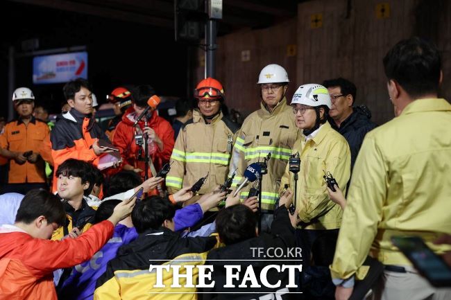 16일 오후 김동연 경기도지사가 오산 가장교차로 옹벽 붕괴사고 현장에서 취재진에게 사고 상황을 설명하고 있다. /경기도