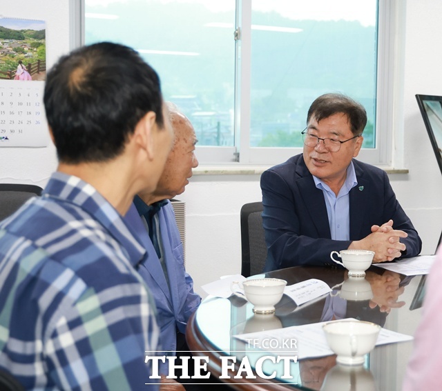 이승화 산청군수가 농업인 단체와 간담회를 갖고 있다. /산청군