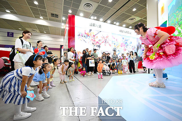 캐릭터 라이선싱 페어 2025가 17일 오전 서울 강남구 코엑스 A홀과 B홀에서 열린 가운데 어린이들이 공연을 관람하며 춤을 추고 있다. /서예원 기자